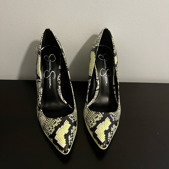 LOVIN’ SNAKE PRINT HEELS BY JESSICA SIMPSON - Picture 4 of 4